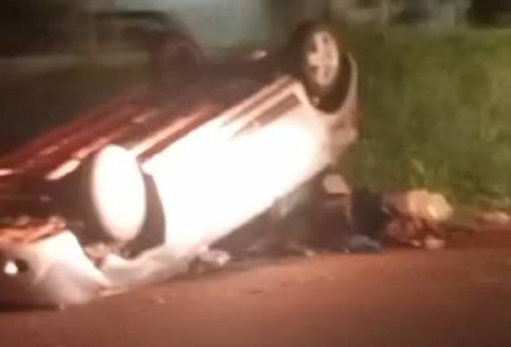 Automóvel Sandero capotou no trevo do bairro Aliança