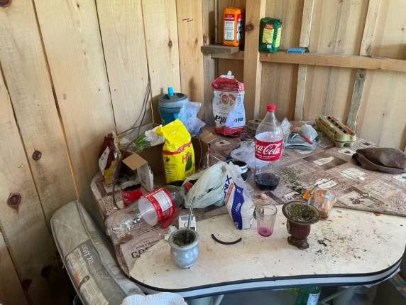 Na propriedade rural, policiais miliares encontraram um alojamento sujo, onde foi "visualizada a situação degradante em que viviam". Caso aconteceu em Urubici.