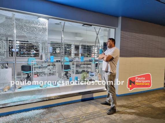 Ladrão quebra vitrine de ótica e relojoaria para roubar, no Centro de Três de Maio - foto 4