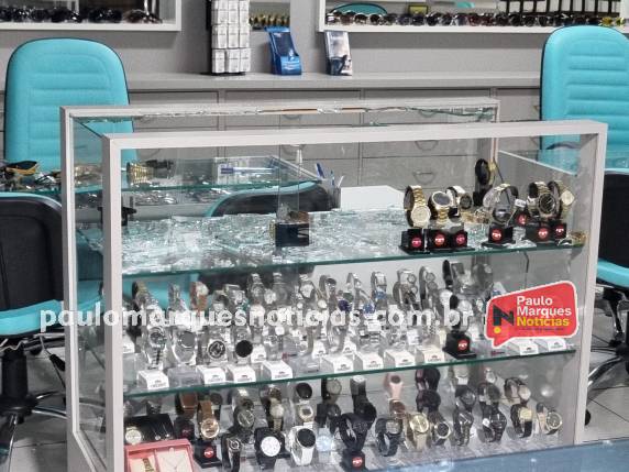 Ladrão quebra vitrine de ótica e relojoaria para roubar, no Centro de Três de Maio - foto 3
