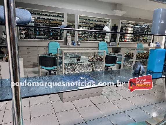 Ladrão quebra vitrine de ótica e relojoaria para roubar, no Centro de Três de Maio - foto 2