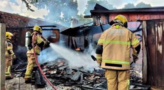 Mesmo com o trabalho de combate ao incêndio, a mesma acabou sendo envolvida pelas chamas.