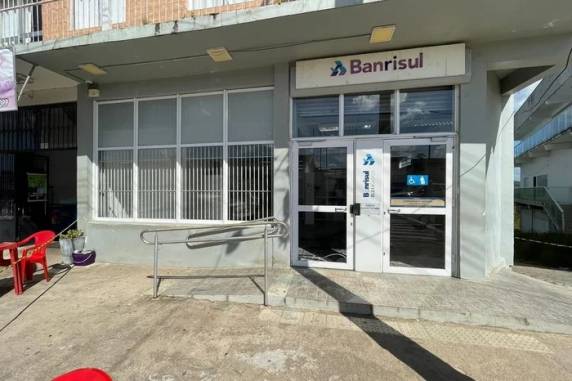 Na fuga, grupo se deparou com barreira policial e, após troca de tiros, entrou a pé em área de mata