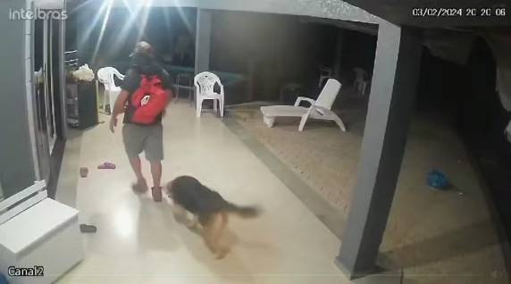 Furto pôde ser visto pelo sistema de videomonitoramento, disponível no celular dele. Suspeitos não foram localizados.