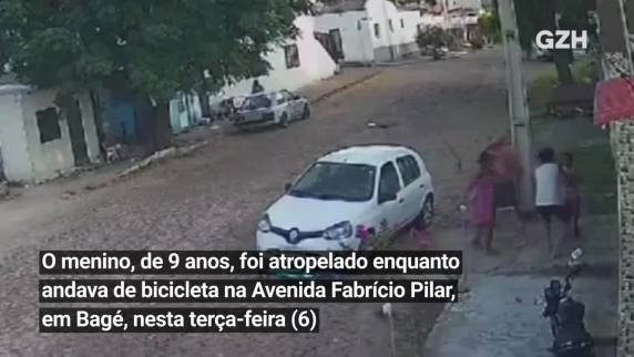 Câmeras de segurança captaram o momento do acidente; menino está hospitalizado e motorista afirma que ele "surgiu em frente ao carro", a impedindo de frear