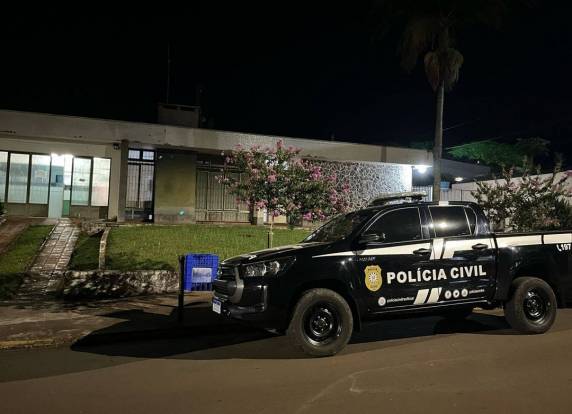 Foram cumpridos três mandados judiciais de busca e apreensão em domicílios.