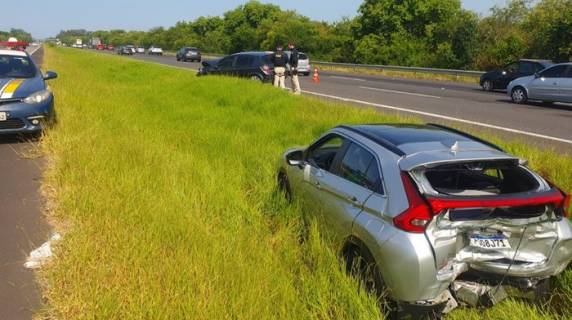 Colisão envolveu dois automóveis, por volta das 15h30min deste sábado