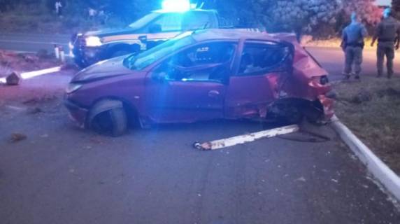 As três crianças estavam sem cinto ou qualquer dispositivo de retenção e foram arremessadas para fora do carro.