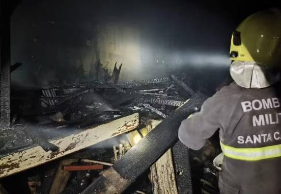 Idoso de 63 anos morre após entrar em casa durante incêndio para resgatar cachorro, em SC - foto 2