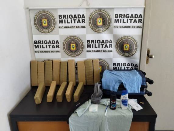 A polícia tem a identificação dela e irá responder inquérito por tráfico de drogas.