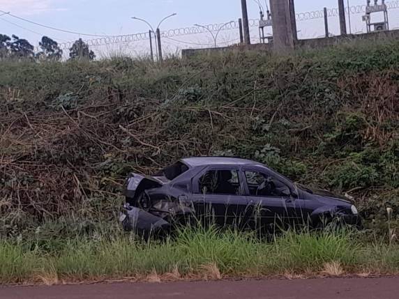 Veículo capotou na lateral da rodovia