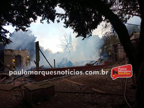 O incêndio ocorreu na localidade de Linha Pé de Bota na tarde deste domingo