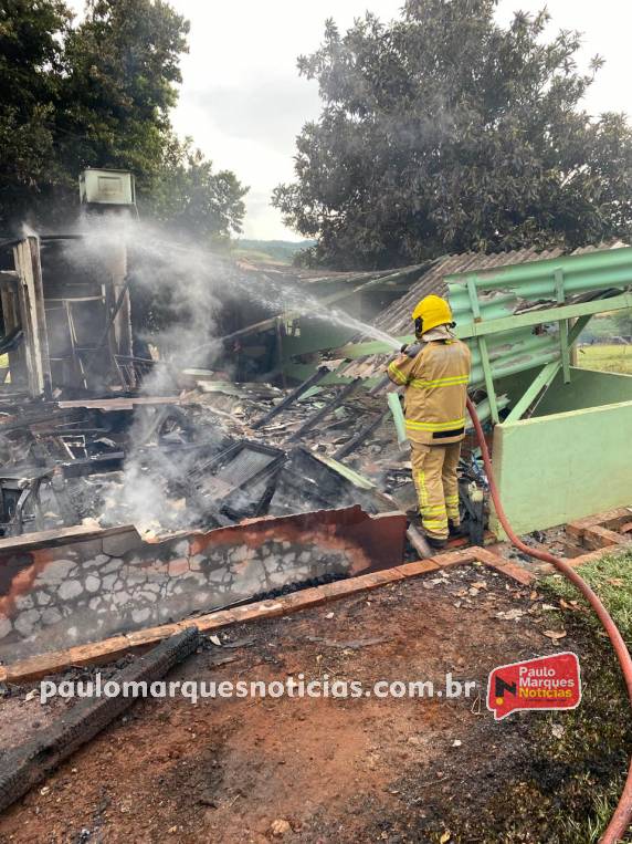 Casa é consumida após incendiar no interior de Boa Vista do Buricá - foto 4