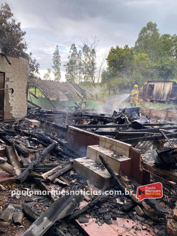 Casa é consumida após incendiar no interior de Boa Vista do Buricá - foto 3
