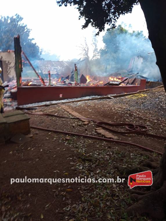 Casa é consumida após incendiar no interior de Boa Vista do Buricá - foto 2