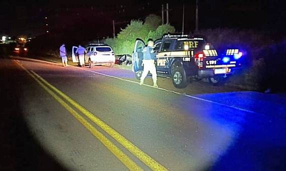 e acordo com a Polícia Rodoviária Federal, quatro passageiros tiveram lesões leves e necessitaram de atendimento médico.