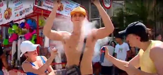 Bloco dos Sujos reuniu cerca de 400 mil pessoas no centro da cidade, segundo a prefeitura. Temperaturas chegaram a 35ºC e sensação de calor era de 42ºC, segundo a Defesa Civil.