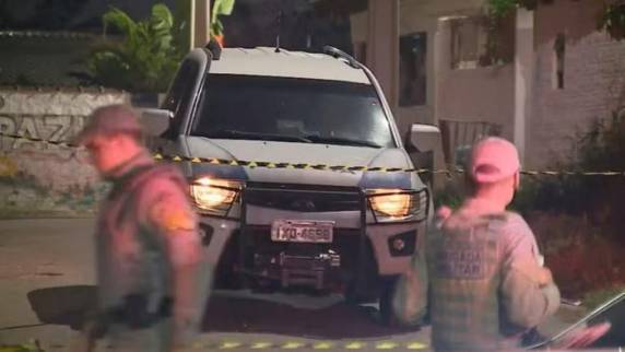 Uma foi baleada e outra morreu em incêndio na casa em que vivia; óbitos aconteceram em ruas próximas, na madrugada desta segunda-feira