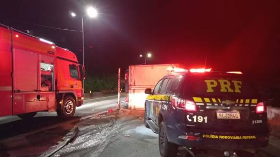 Motorista foi levado ao hospital em estado grave. Faixa da direita da pista na BR-101, na Grande Florianópolis, precisou ser interditada.