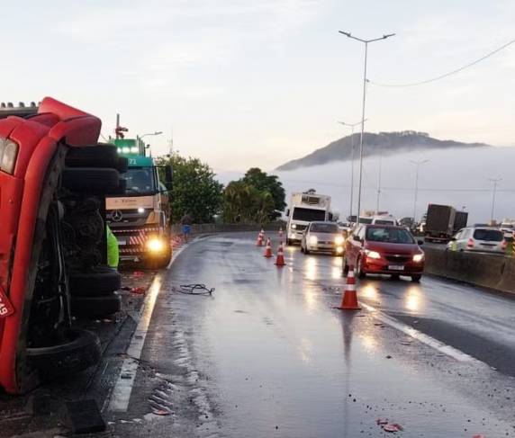 Motorista foi levado ao hospital em estado grave. Faixa da direita da pista na BR-101, na Grande Florianópolis, precisou ser interditada.