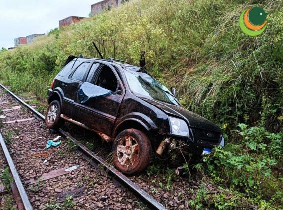 Três pessoas ficam feridas após veículo cair de barranco e parar sobre os trilhos do trem em Passo Fundo - foto 3