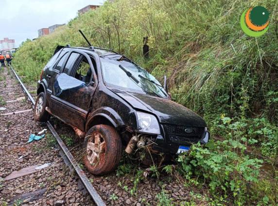 Três pessoas ficam feridas após veículo cair de barranco e parar sobre os trilhos do trem em Passo Fundo - foto 2