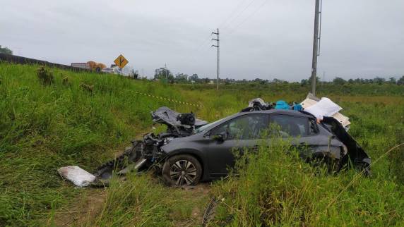 Paula Almeida Barbosa, 38 anos, e sua filha Isabela, quatro anos, foram vítimas em uma capotagem acontecida na manhã desta quarta-feira (14); marido sobreviveu ao acidente