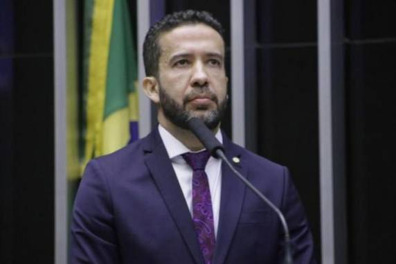 Suspeita é de desvio de salários no gabinete do parlamentar