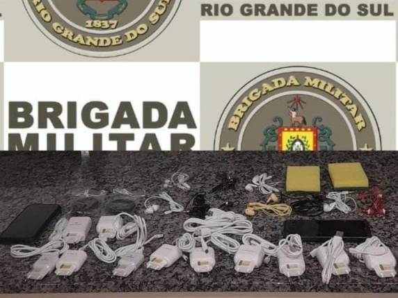 Um indivíduo foi preso com duas embalagens com invólucro preto que continham o material, sendo dois celulares, 16 fontes de carregamento e 11 fones de ouvido.