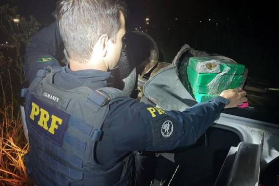 Ao tentar fugir de agentes da Polícia Rodoviária Federal, ela perdeu o controle da direção e sofreu acidente