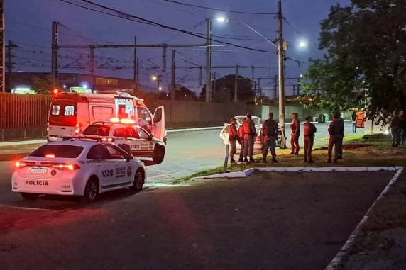 Um homem também ficou ferido; caso aconteceu por volta das 4h na Avenida Victor Barreto