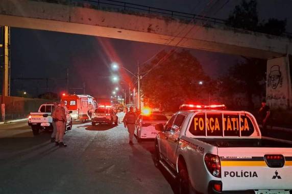 Um homem também ficou ferido; caso aconteceu por volta das 4h na Avenida Victor Barreto