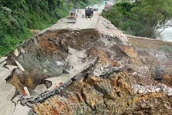 Segundo o Departamento Nacional de Infraestrutura de Transportes, que trabalhava no local no momento da ocorrência, não há registro de feridos.