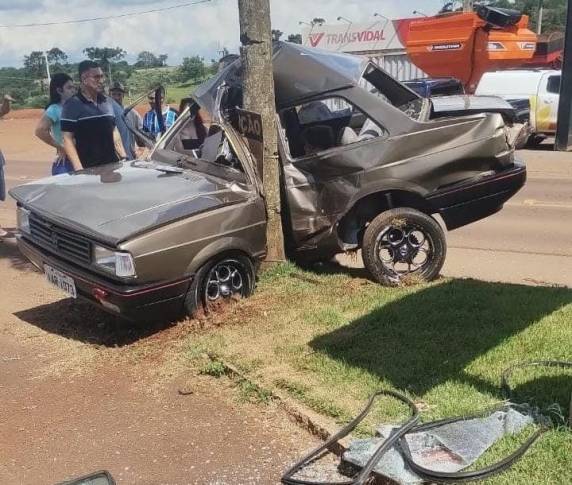 O motorista do carro foi socorrido pelos bombeiros para o hospital