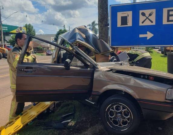 O motorista do carro foi socorrido pelos bombeiros para o hospital