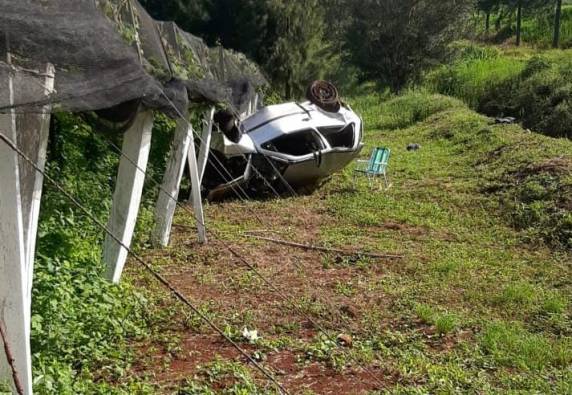Veículo Gol de Santa Rosa saiu da pista na localidade de Manchinha
