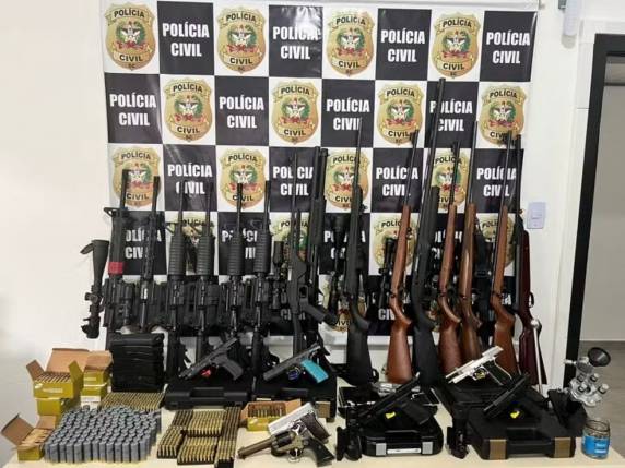 Segundo a Polícia Civil, ao todo, 25 armas foram apreendidas e três mandados de prisão foram cumpridos. Dono de empresa que movimentou mais R$ 23 milhões foi preso em flagrante.
