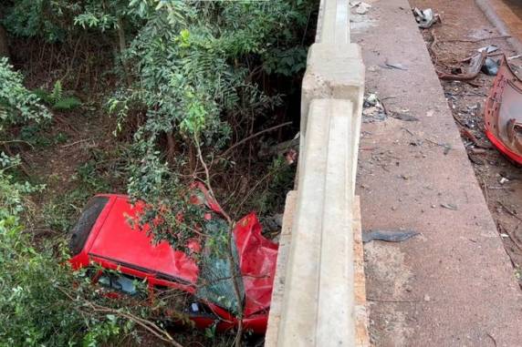Veículo caiu da ponte com impacto; motorista do Gol morreu na hora