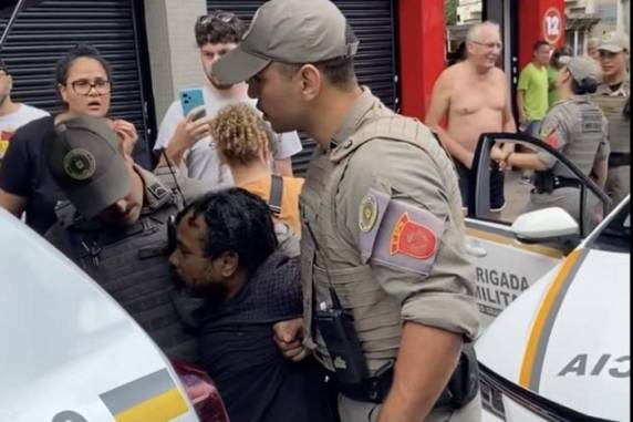 Sérgio Camargo Kupstaitis disse à polícia que tem desavença antiga com motoboy Everton Henrique da Silva e admitiu tê-lo agredido com um canivete; sindicância aberta pela BM investiga a abordagem