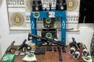 Laboratório de entorpecentes foi descoberto no município; ações integram operação da Brigada Militar, que também apreendeu um adolescente
