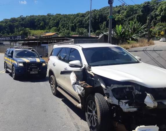 Homem desobedeceu a uma ordem de parada na BR-470 em Blumenau e tentou fugir da polícia, segundo a PRF. Ele é investigado por assassinato ocorrido em janeiro, em Dona Emma.