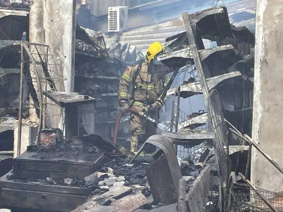 A guarnição do Corpo de Bombeiros, ao chegar no local, já se deparou com o estabelecimento totalmente tomado pelo fogo.