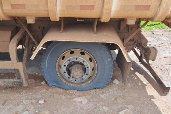 Pneu se solta de caminhão, atinge carro e deixa homem ferido na RS-324 - foto 2