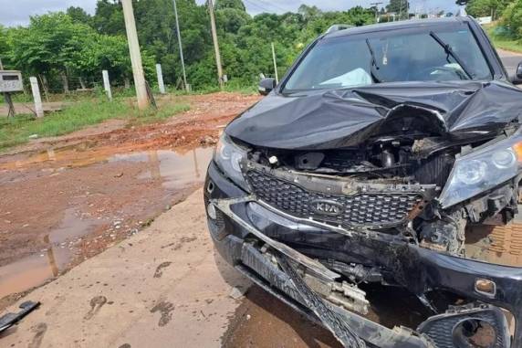 Veículo foi atingido de frente pelo pneu do caminhão que se deslocava em sentido contrário