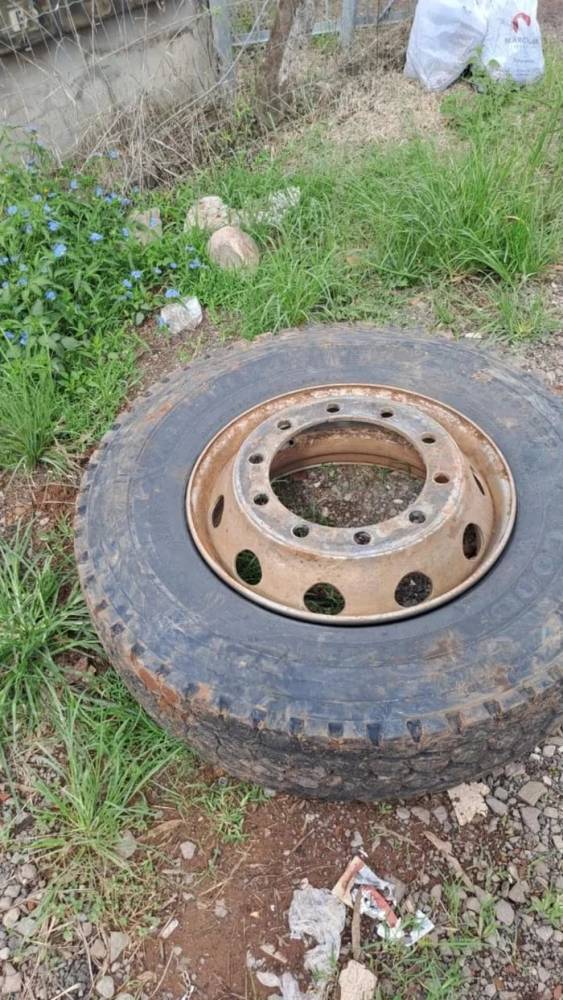 Pneu se solta de caminhão, atinge carro e deixa homem ferido na RS-324 - foto 3