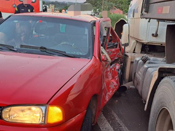 O Gol, com placas de Tupanciretã, ocupado por cinco pessoas, colidiu lateralmente com a carreta
