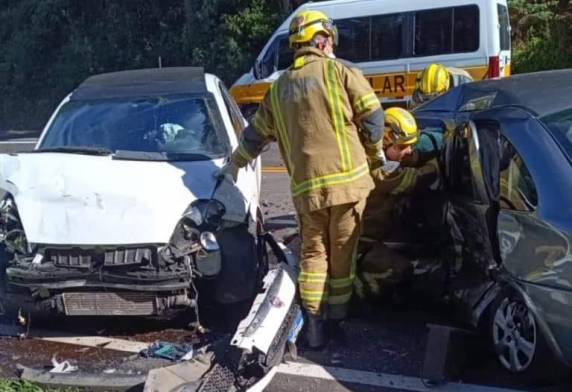 De acordo com a Polícia Rodoviária Estadual (PRE), o Corsa invadiu a pista contrária, bateu na carreta, e voltou para a sua pista, colidindo no Punto.