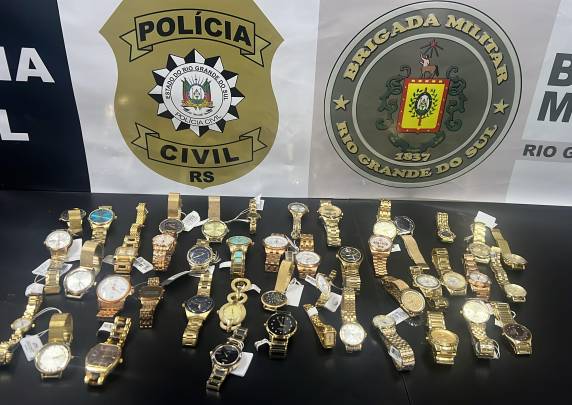 Os 45 relógios estavam escondidos em uma caixa no interior de um mato