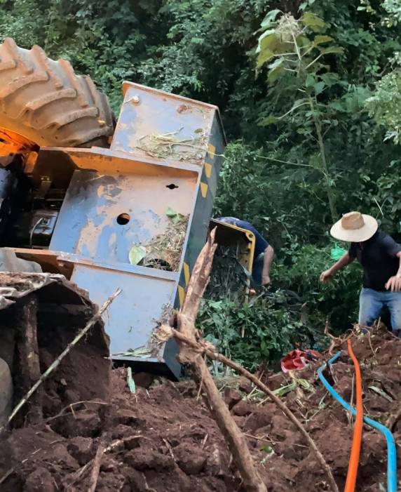 Acidente com rolo compactador deixa operador ferido no interior de Crissiumal - foto 3