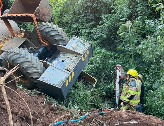 Rolo compactador tombou na localidade de Esquina Uruguai